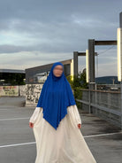 Jersey Khimar in royalblau aus Viskose‑Jersey, frontal getragen mit spitz zulaufender Vorderpartie sichtbar.