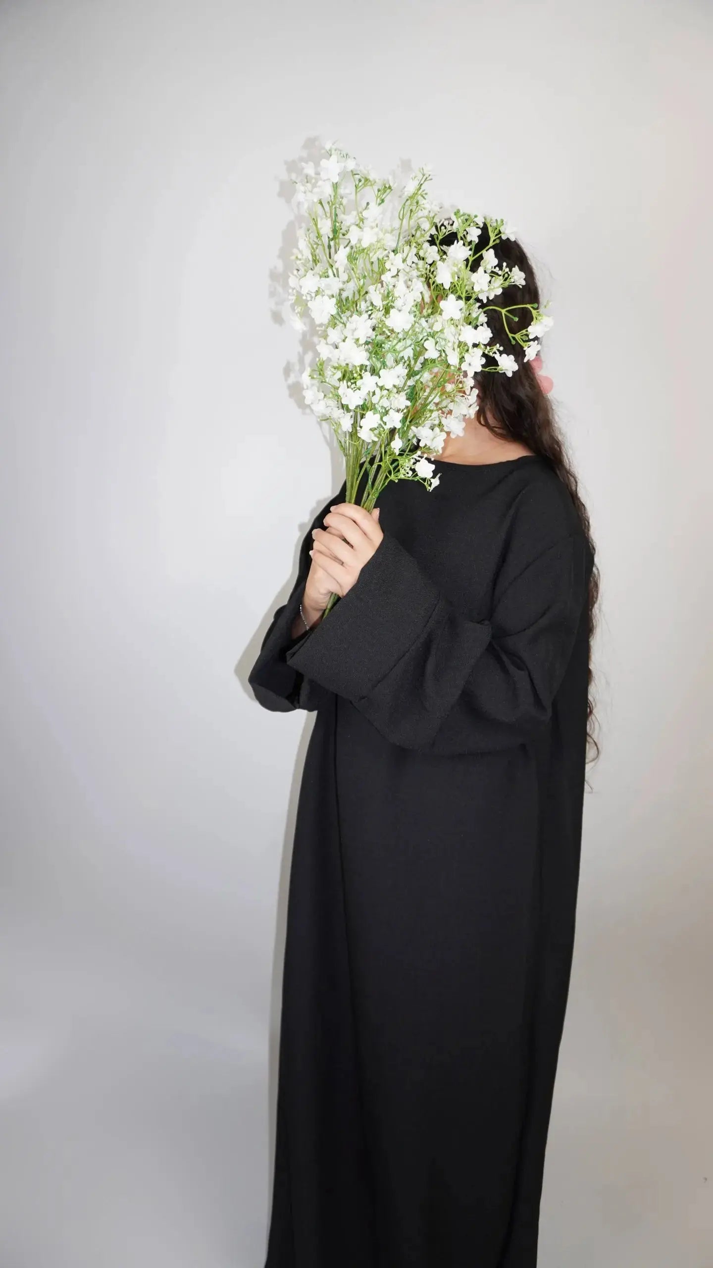 Eine naturfarbene Abaya in Leinenoptik, knöchellang, Frontansicht – schlichtes Modest-Fashion-Basic.