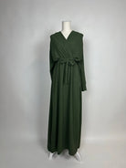 Dunkelgrünes Wickelkleid aus Jazzstoff mit Bindegürtel, V-Ausschnitt und langen Ärmeln, bodenlang, Vorderansicht