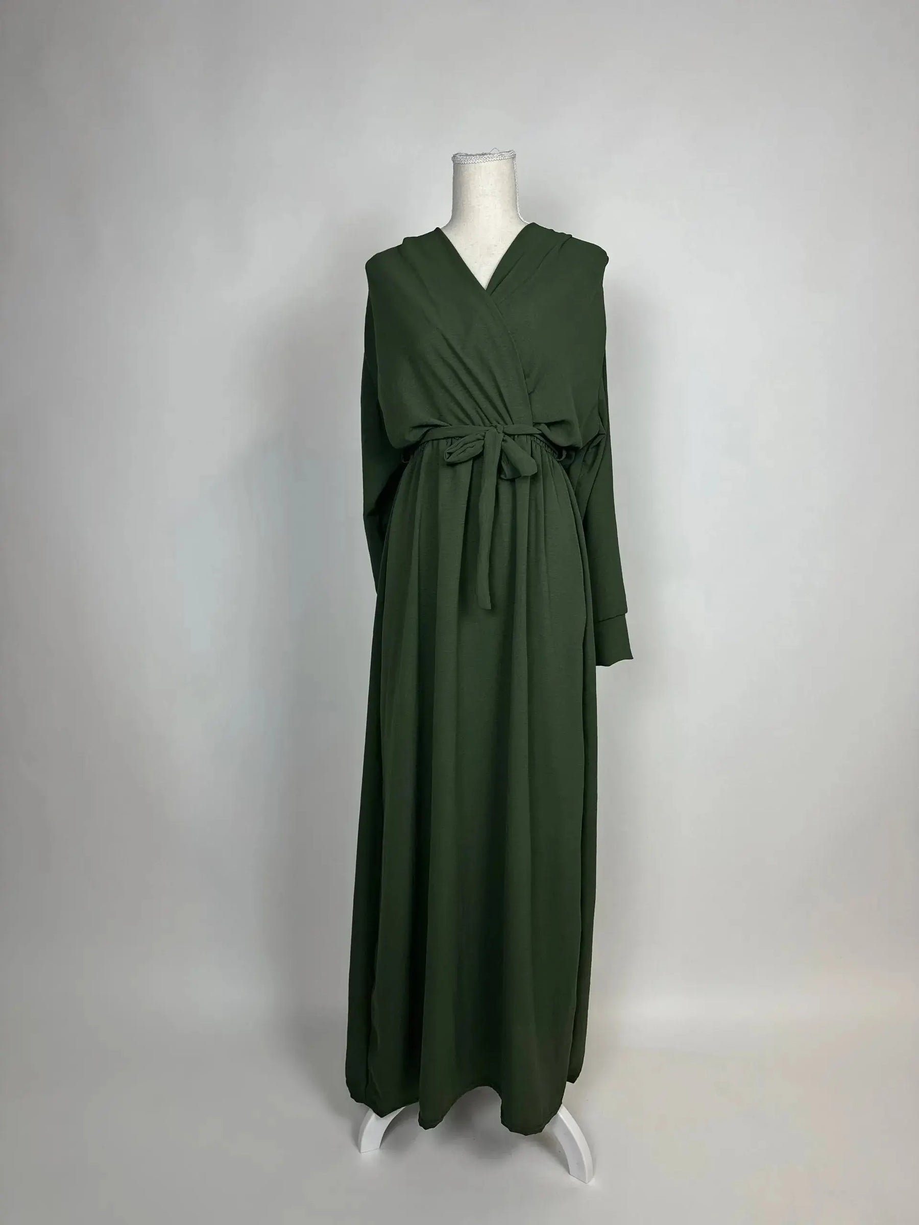 Dunkelgrünes Wickelkleid aus Jazzstoff mit Bindegürtel, V-Ausschnitt und langen Ärmeln, bodenlang, Vorderansicht