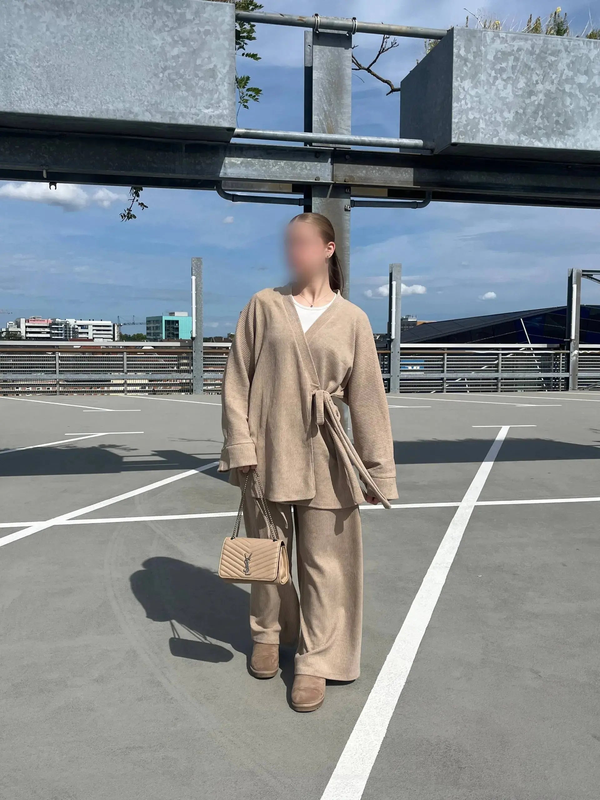 zweiteiler aus cordstoff, langes oberteil und hose, strukturierte rippoptik