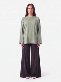 Salbeigrüner Pullover mit weitem Schnitt und langen Ärmeln, Frontalansicht