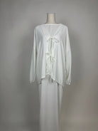 Weißer Abaya-Zweiteiler aus Jersey im Modest-Stil mit Unterkleid und Schleifen vorn, Vorderansicht
