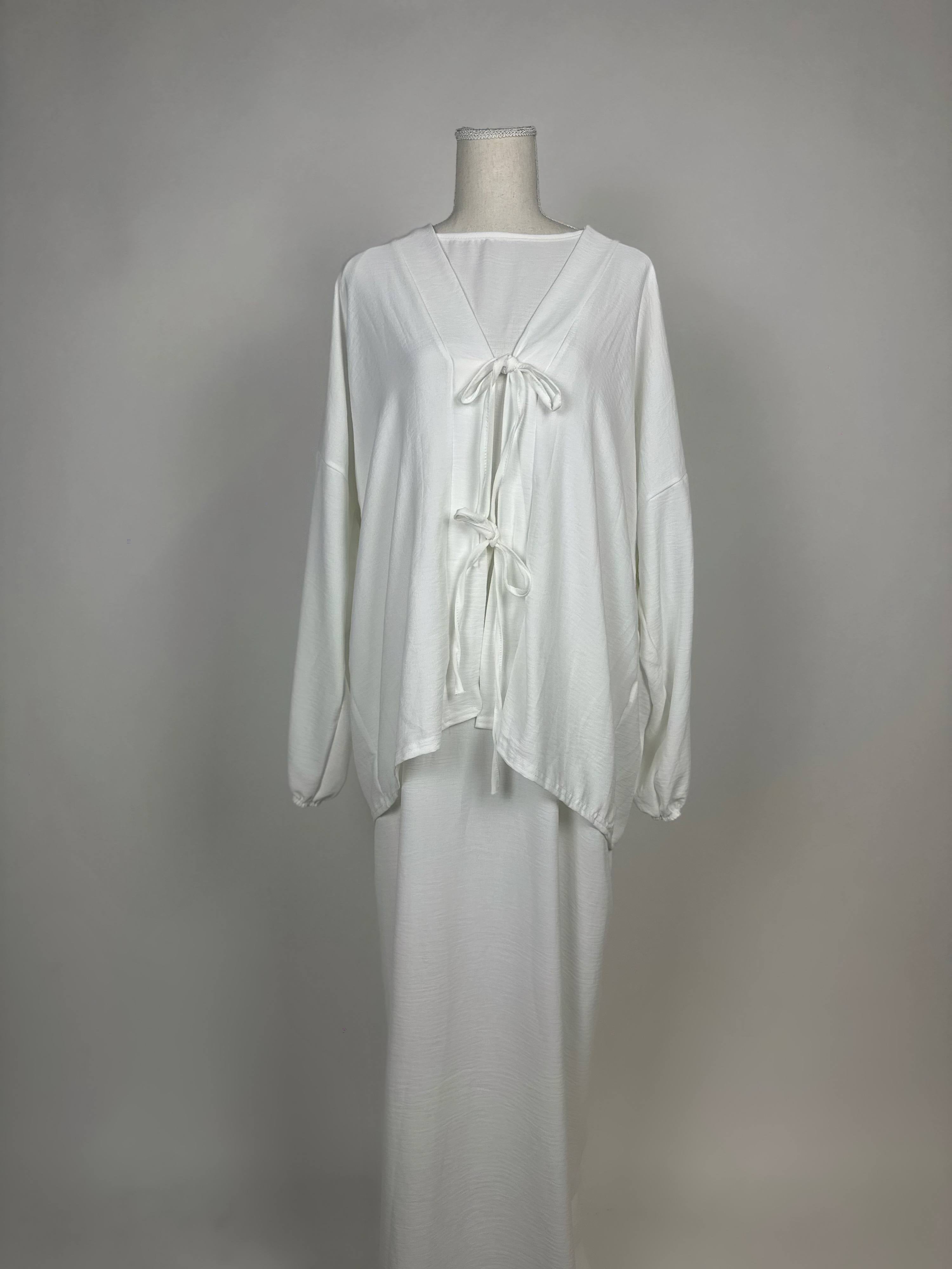 Weißer Abaya-Zweiteiler aus Jersey im Modest-Stil mit Unterkleid und Schleifen vorn, Vorderansicht