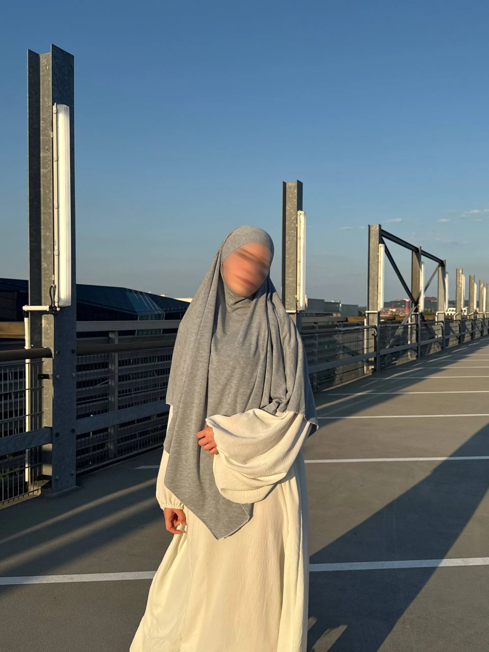 Jersey Khimar, grau, 95% Viskose/5% Elastan, frontale Ansicht mit locker fallendem Stoff.