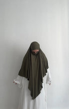 Jersey Khimar in Khaki aus Viskose‑Elastan, frontale Ansicht am Modell mit langer vorderer Partie.
