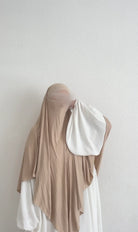 jersey khimar beige aus viskose-elastan, frontansicht, langer drapierter fall, mit weißem detail rechts