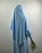 Hellblaues Abaya- und Khimar-Set aus leichtem Stoff mit Ballonärmeln, Rückansicht.