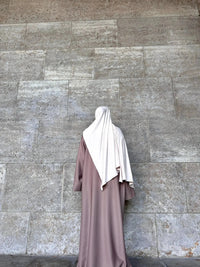 taupefarbene abaya aus fließendem polyester, oversized-schnitt, weite ärmel, rückansicht