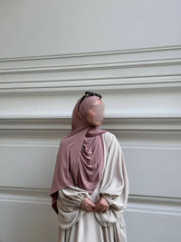 Cremefarbene Abaya aus Jazzstoff mit weiten Ballonärmeln, Vorderansicht