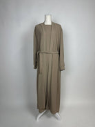 offene abaya taupe aus jazz mit bindegürtel und unterkleid, lange ärmel, frontansicht