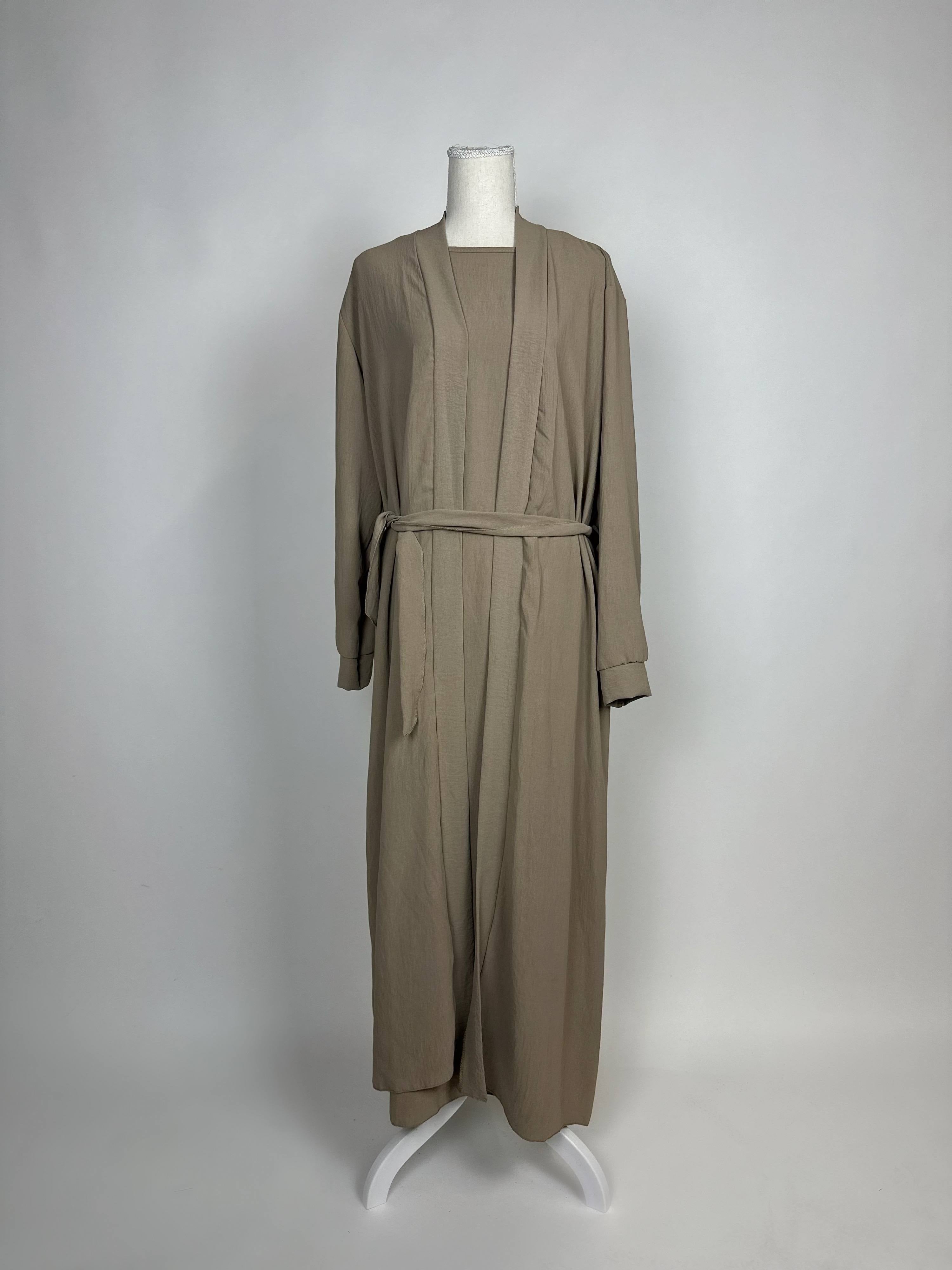 offene abaya taupe aus jazz mit bindegürtel und unterkleid, lange ärmel, frontansicht