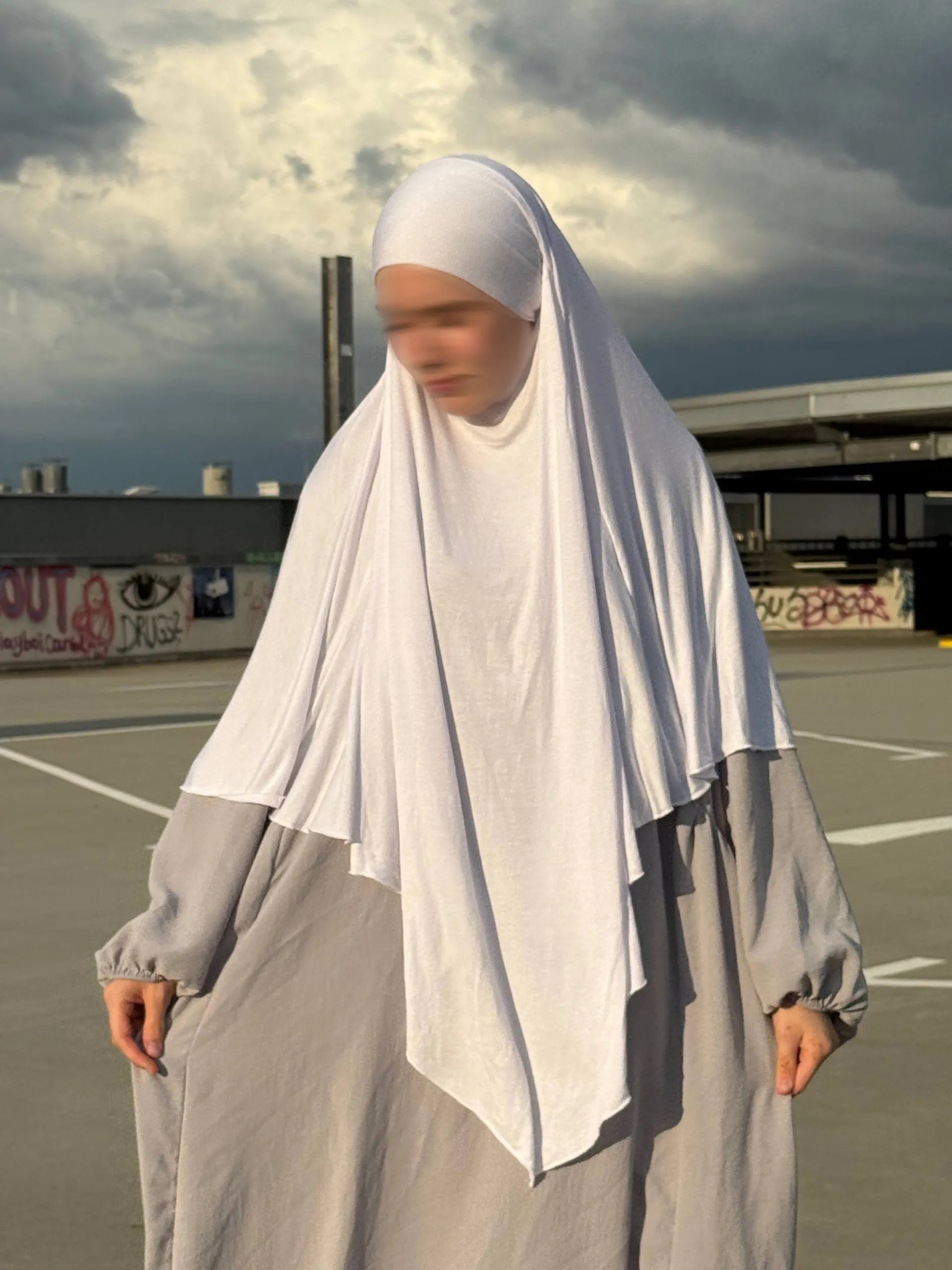 Jersey Khimar in Weiß aus Viskose‑Elastan, mittellange spitz zulaufende Frontansicht.