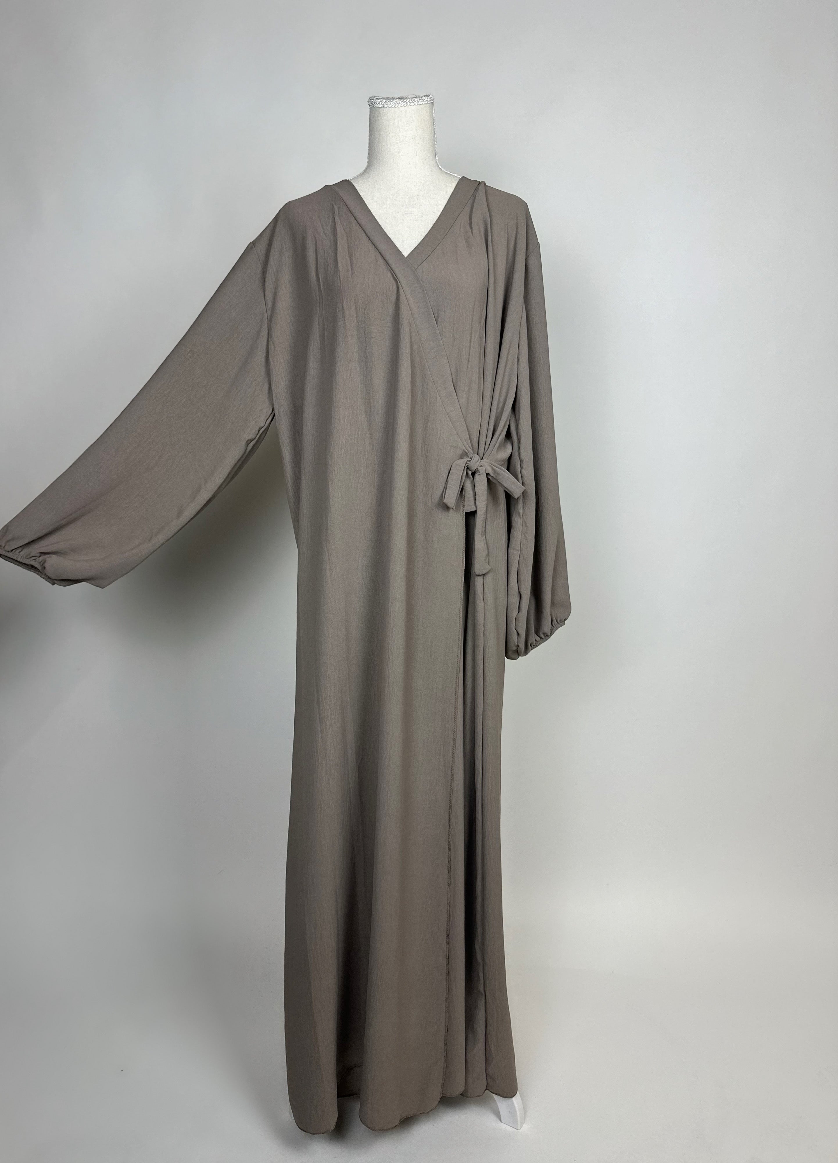 Taupefarbene Wickelabaya aus leichtem Jazz-Stoff mit Ballonärmeln und Bindeband, Modest Hijab-Style, Vorderansicht
