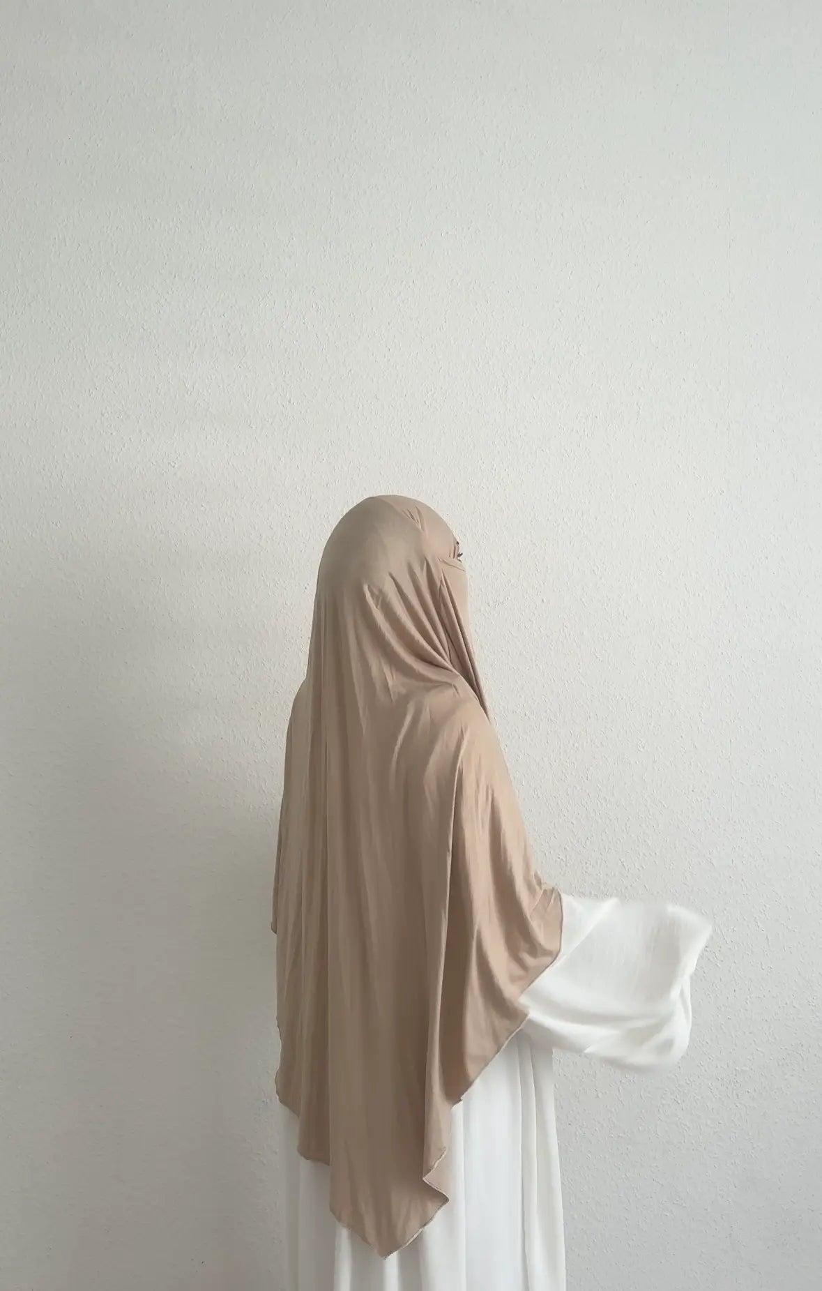 jersey khimar sandbeige aus viskose-elastan, fließend drapiert, lange vorder- und rückpartie, seitliche rückansicht
