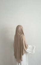 jersey khimar sandbeige aus viskose-elastan, fließend drapiert, lange vorder- und rückpartie, seitliche rückansicht