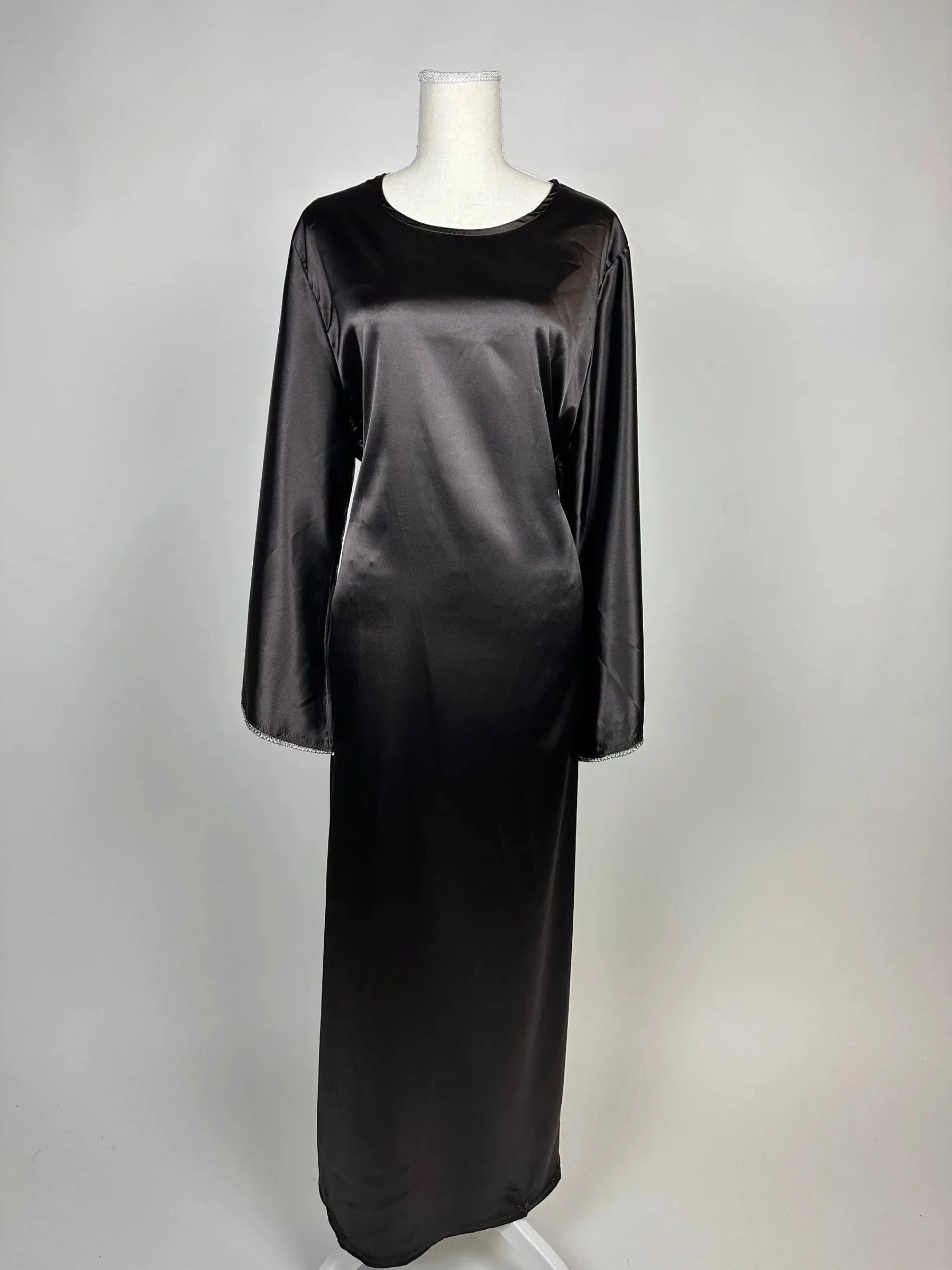 Schwarze Abaya aus satinähnlichem Polyester mit langen Ärmeln und Rundhalsausschnitt, Vorderansicht.