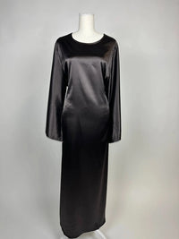 Schwarze Abaya aus satinähnlichem Polyester mit langen Ärmeln und Rundhalsausschnitt, Vorderansicht.