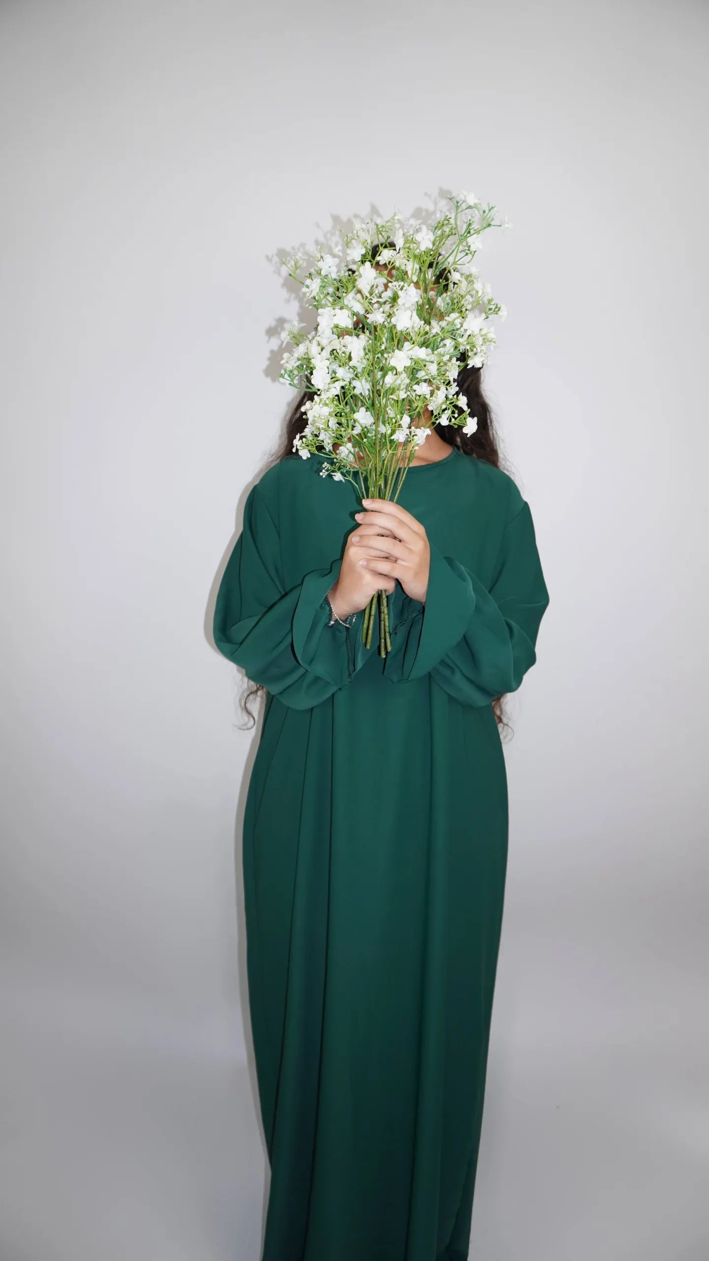 Dunkelgrüne Abaya aus Medina-Seide mit Rüschenärmeln, frontal aufgenommen