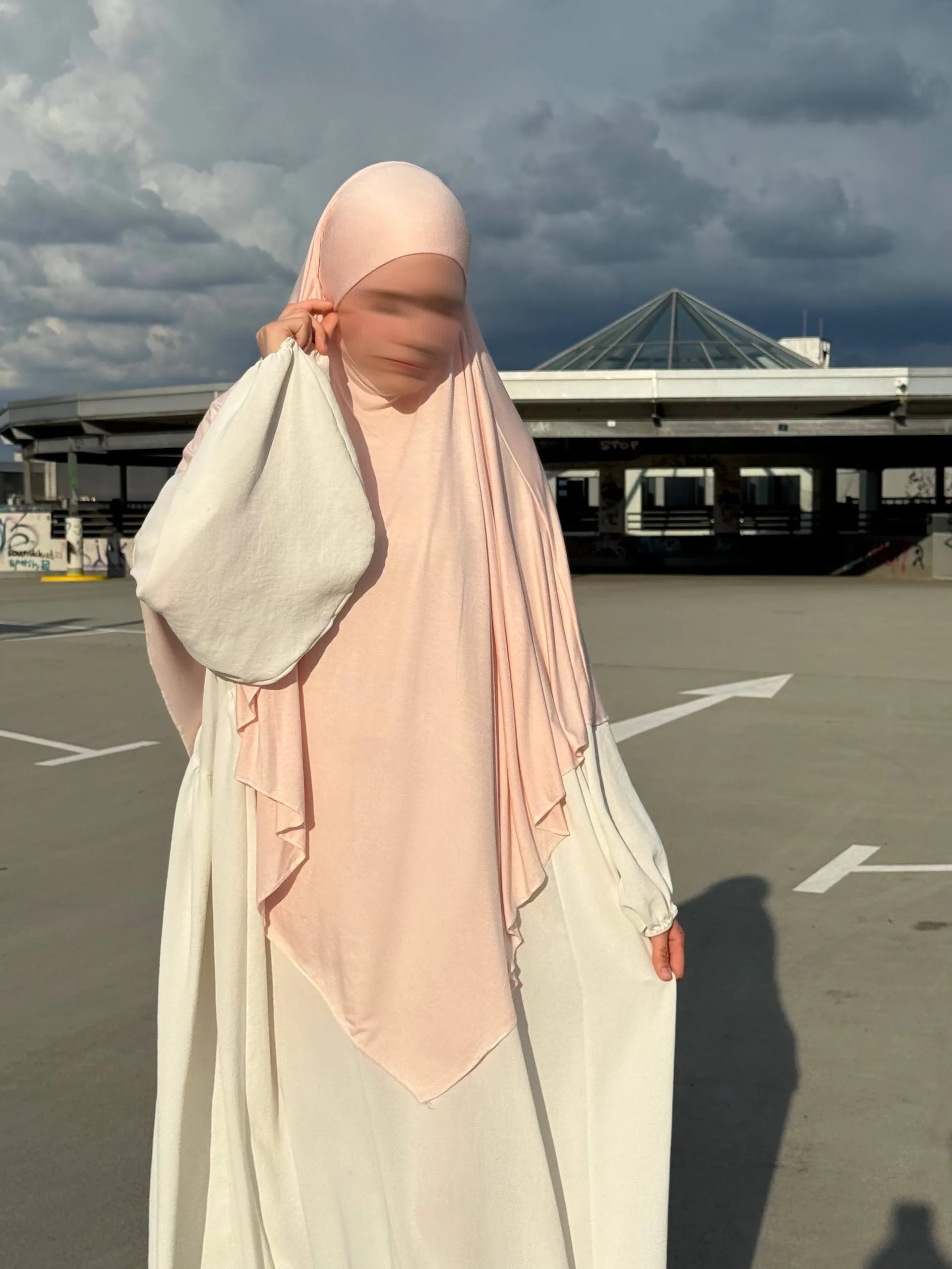 Der roséfarbene Jersey Khimar aus Viskose/Elastan ist in Frontansicht zu sehen und hat einen locker fallenden Saum.