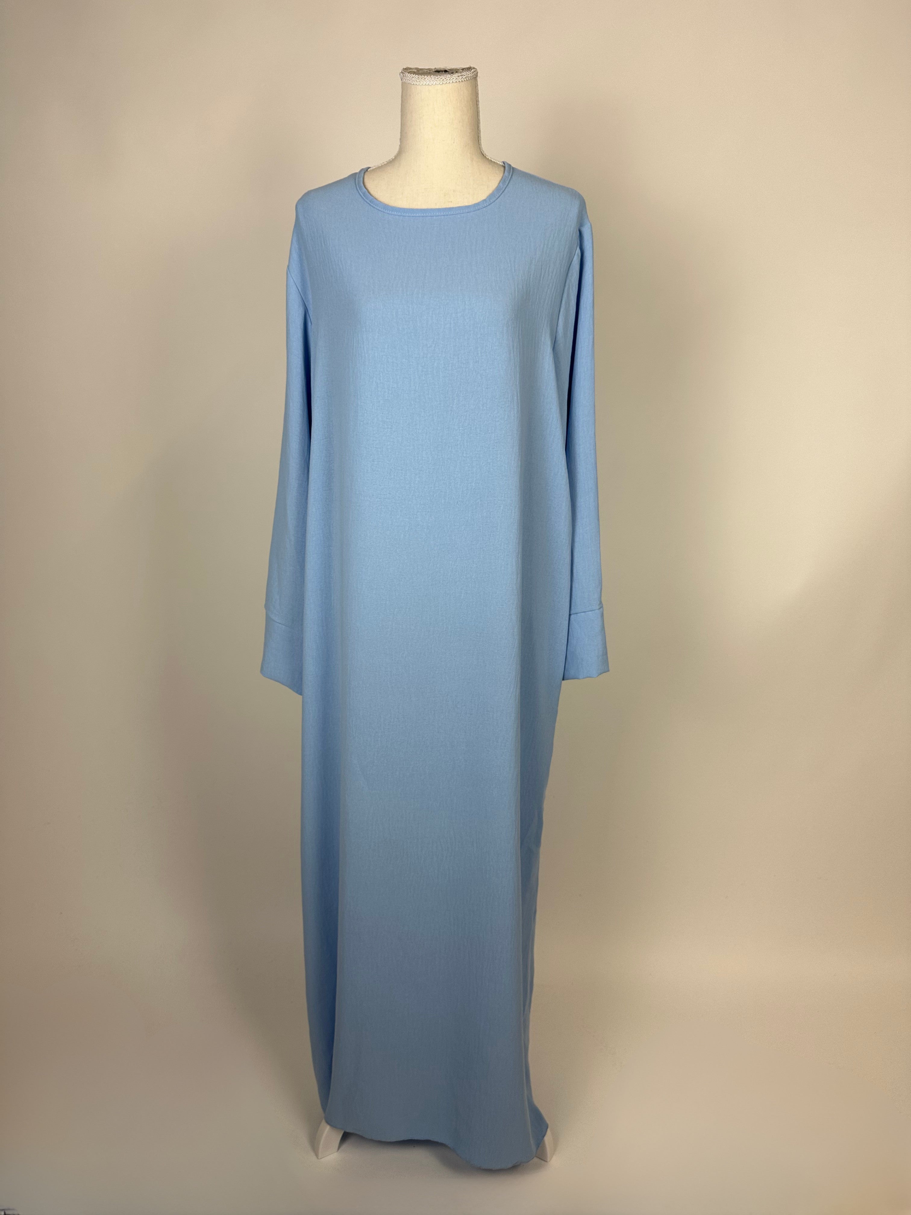 Hellblaue Abaya aus Jazzstoff mit Rundhals und langen Ärmeln, locker fallend, Vorderansicht