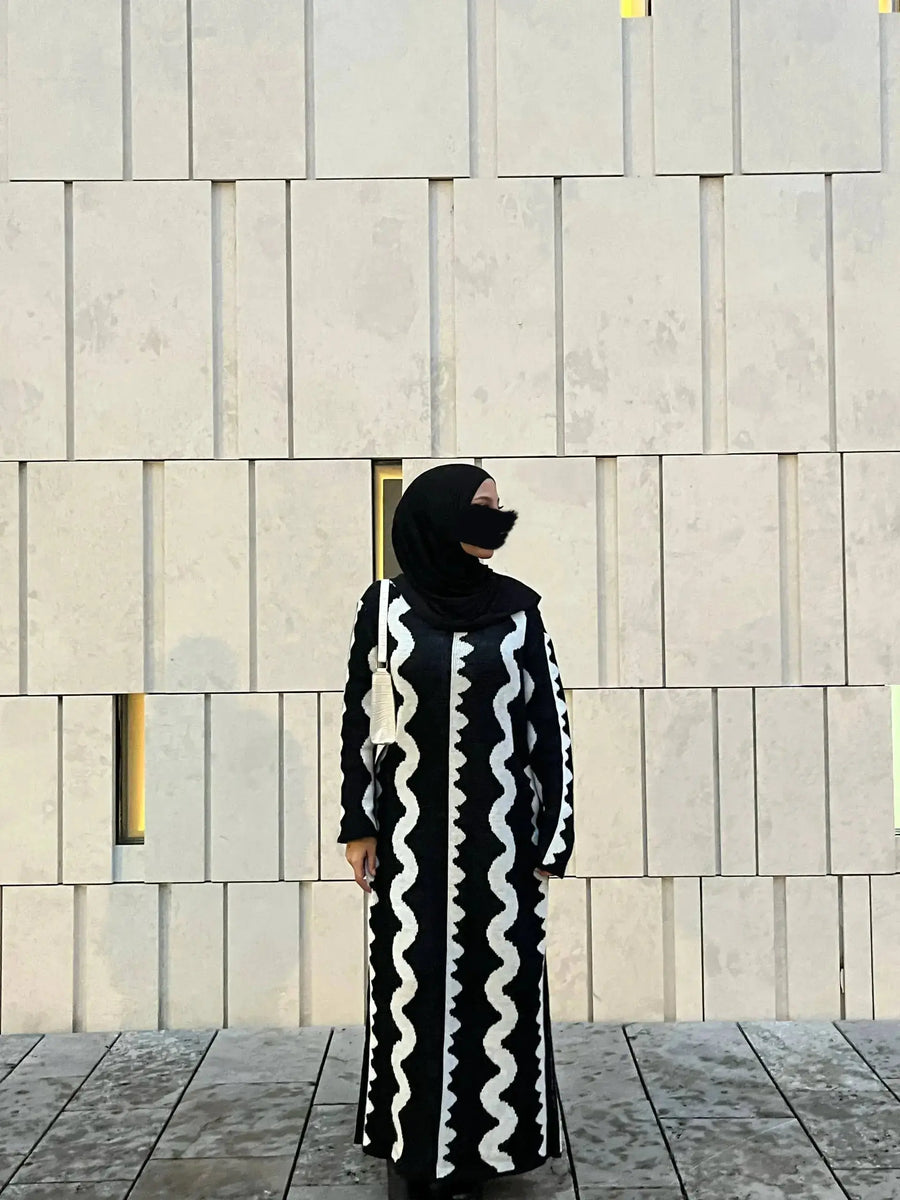 Schwarz-weißes Maxi Strickkleid aus Polyester mit vertikalen Wellenstreifen, Vorderansicht