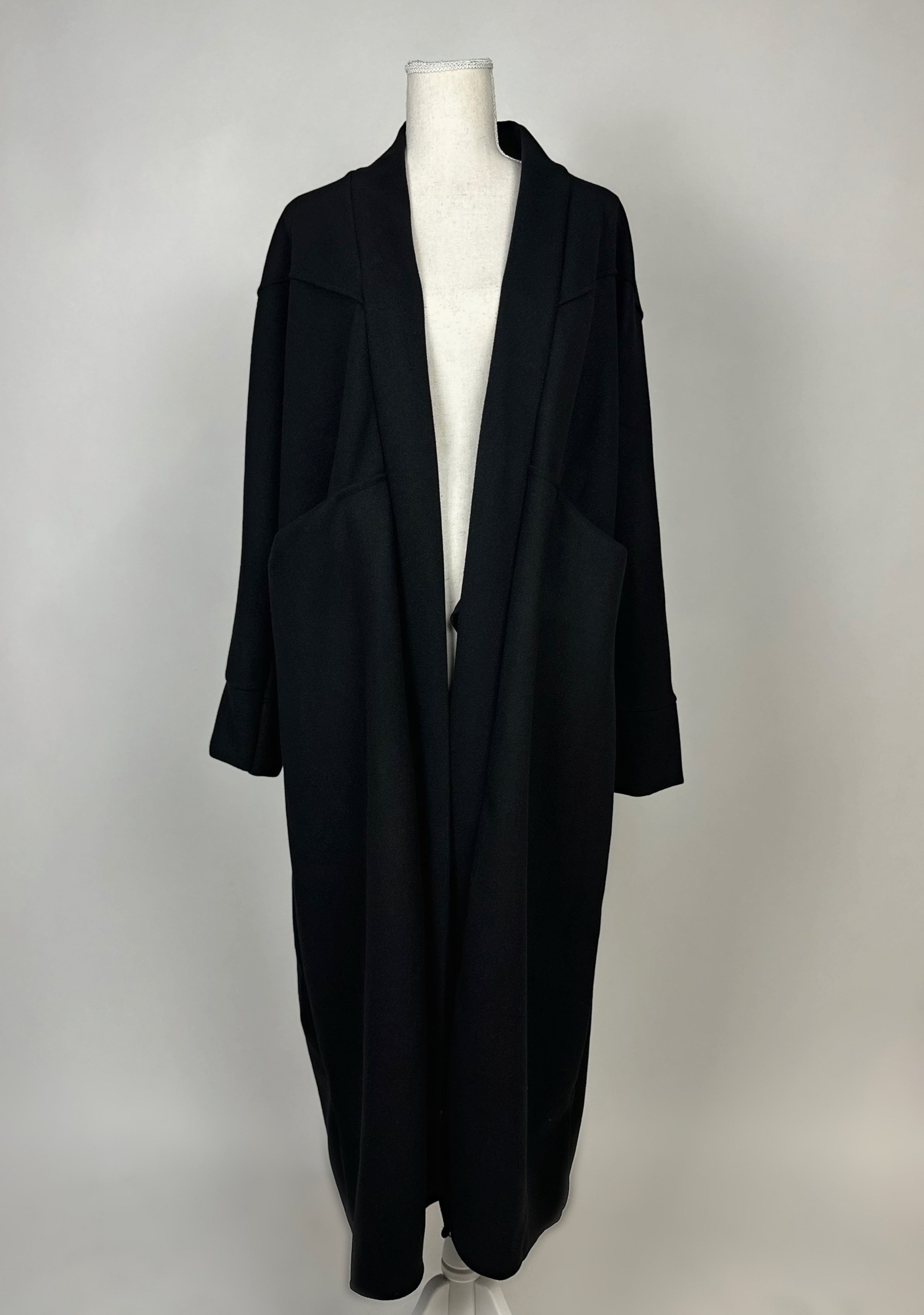 maxi-mantel aus polyester-elastan, 1,35 m lang, für herbst/winter, frontansicht