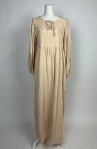 Beige Musselin-Abaya aus Baumwolle mit Bindeband am Ausschnitt und langen Ärmeln, Vorderansicht