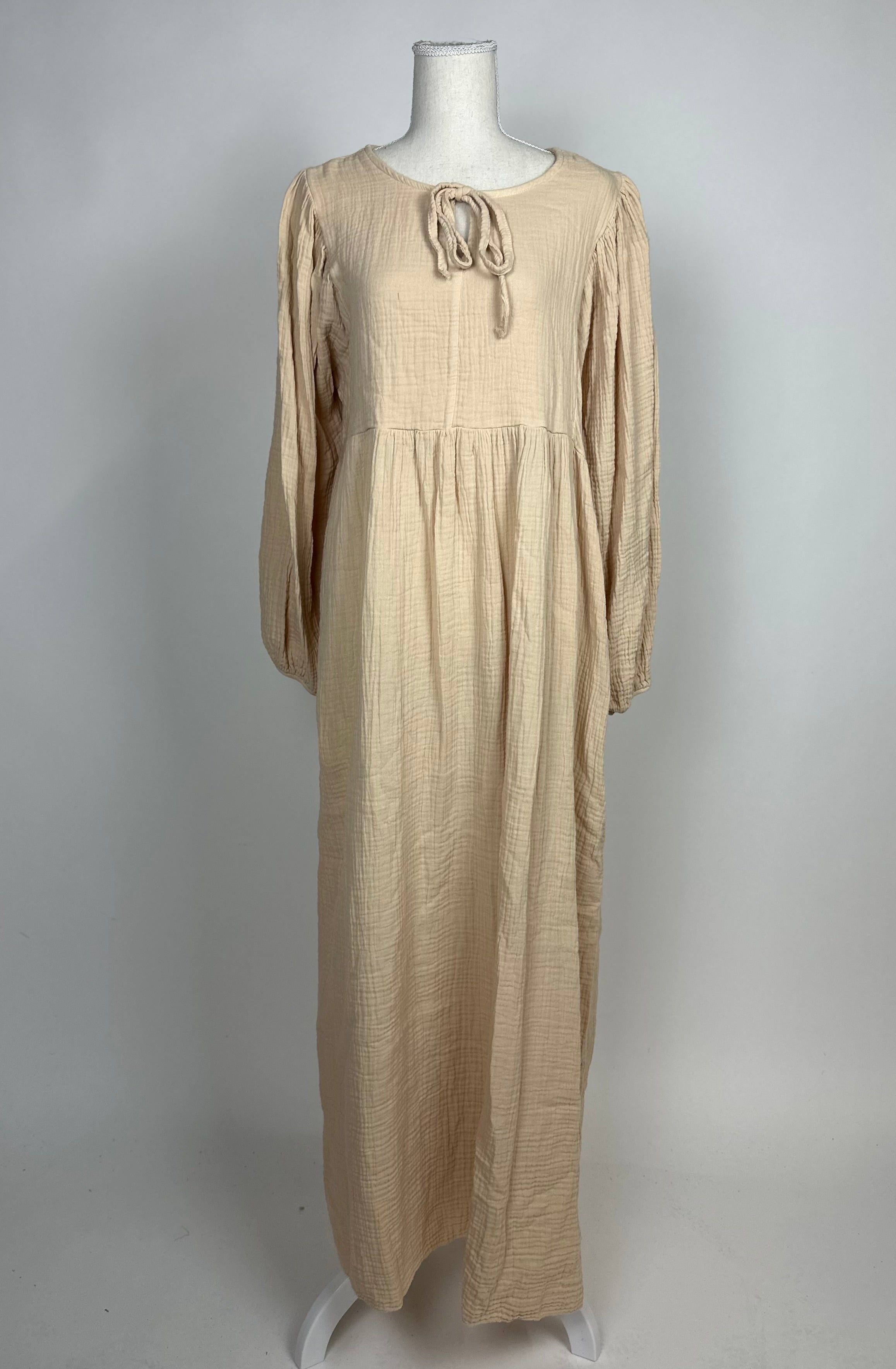 Beige Musselin-Abaya aus Baumwolle mit Bindeband am Ausschnitt und langen Ärmeln, Vorderansicht