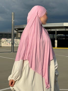 Jersey Khimar in Rosa (95% Viskose, 5% Elastan), seitliche Ansicht.