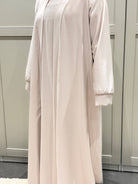 Cremefarbene Open-Abaya aus Medina-Seide mit weiten Ärmeln und fließendem Fall, Vorderansicht