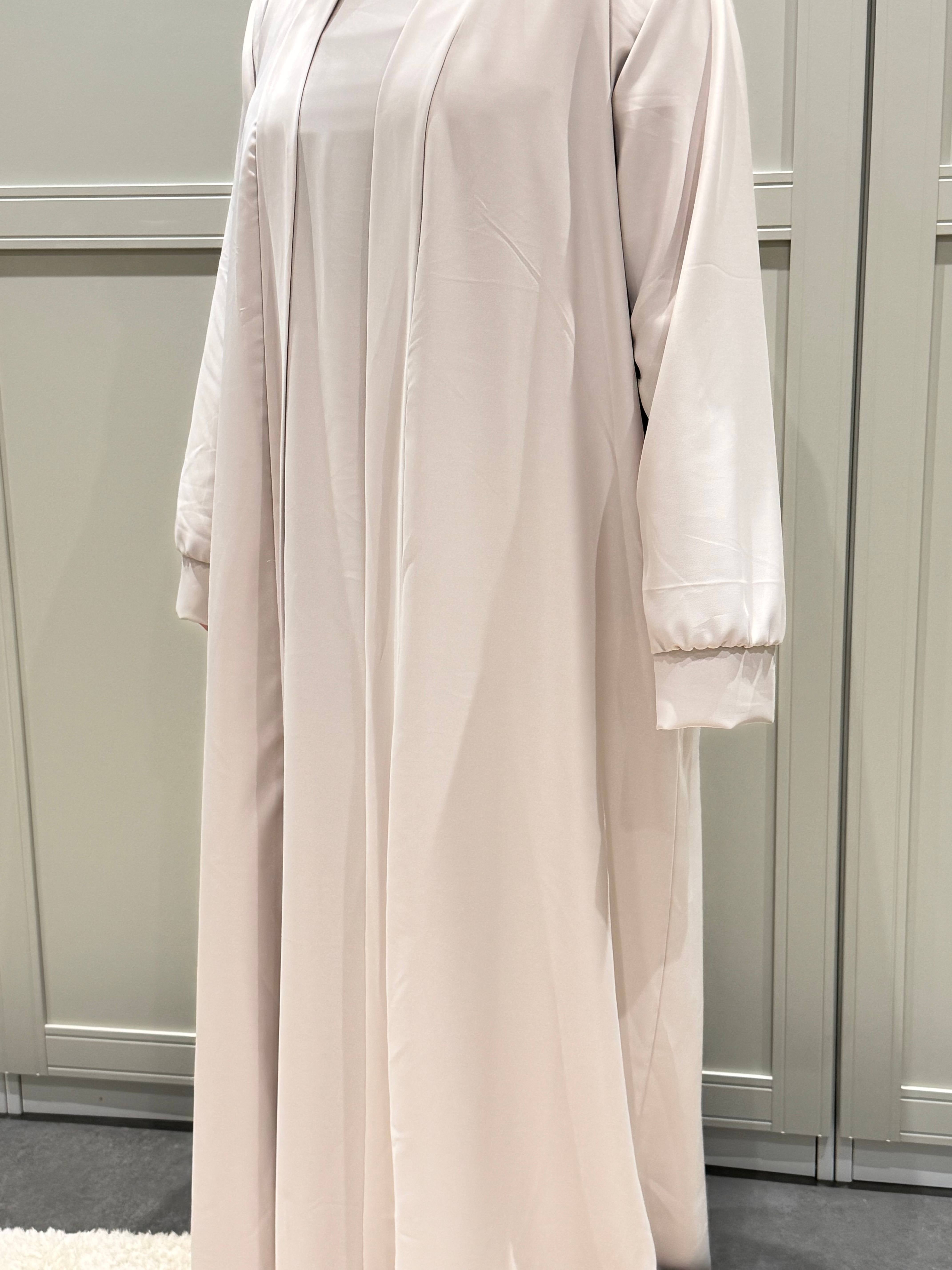 Cremefarbene Open-Abaya aus Medina-Seide mit weiten Ärmeln und fließendem Fall, Vorderansicht