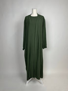 openabaya in dunkelgrün aus jazz mit bindegürtel und unterkleid, langarm, frontansicht