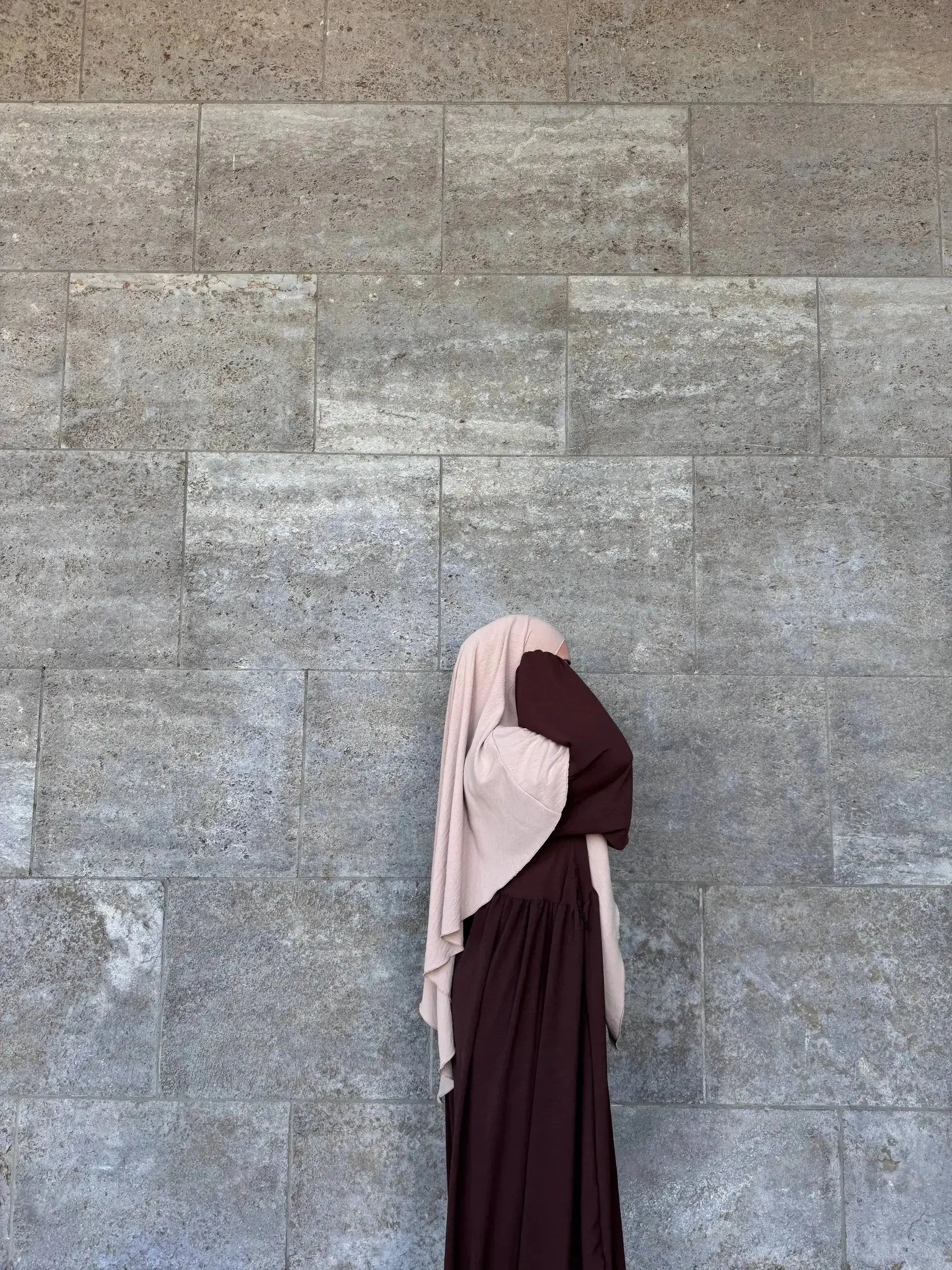 dunkelbraune abaya aus jazz-stoff mit weiten ballonärmeln und fließendem fall, seitenansicht