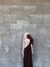 dunkelbraune abaya aus jazz-stoff mit weiten ballonärmeln und fließendem fall, seitenansicht