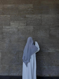 weiße abaya aus jazz-stoff, bodenlang mit weiten ärmeln, rückansicht