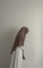 Jersey Khimar (95% Viskose, 5% Elastan) in braun, seitliche Profilansicht.