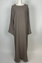 Taupefarbene Basic-Abaya aus Jazzstoff hat weite Ärmel und Rundhalsausschnitt, Vorderansicht