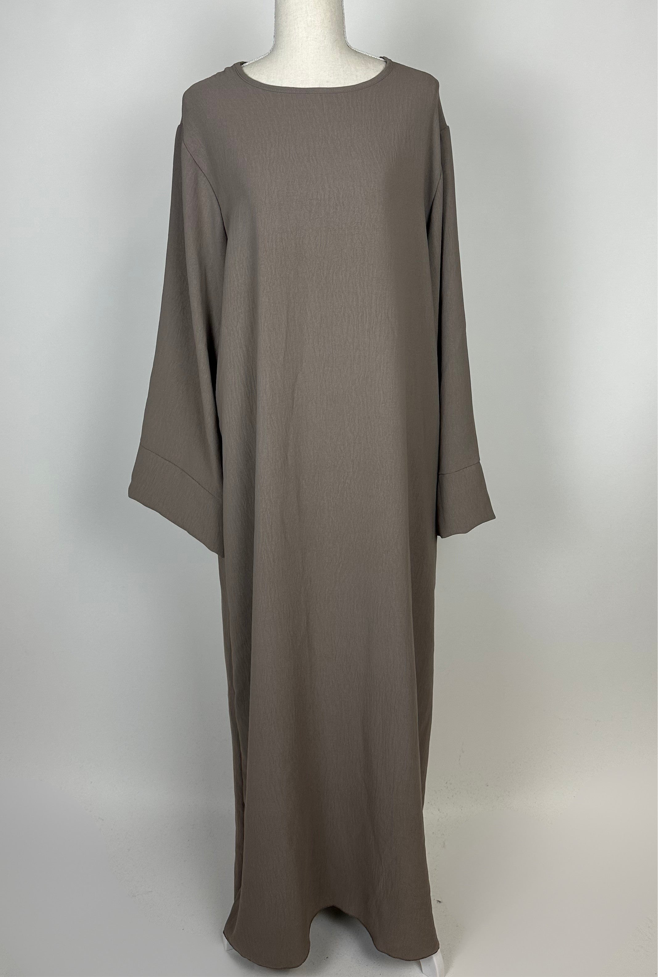 Taupefarbene Basic-Abaya aus Jazzstoff hat weite Ärmel und Rundhalsausschnitt, Vorderansicht