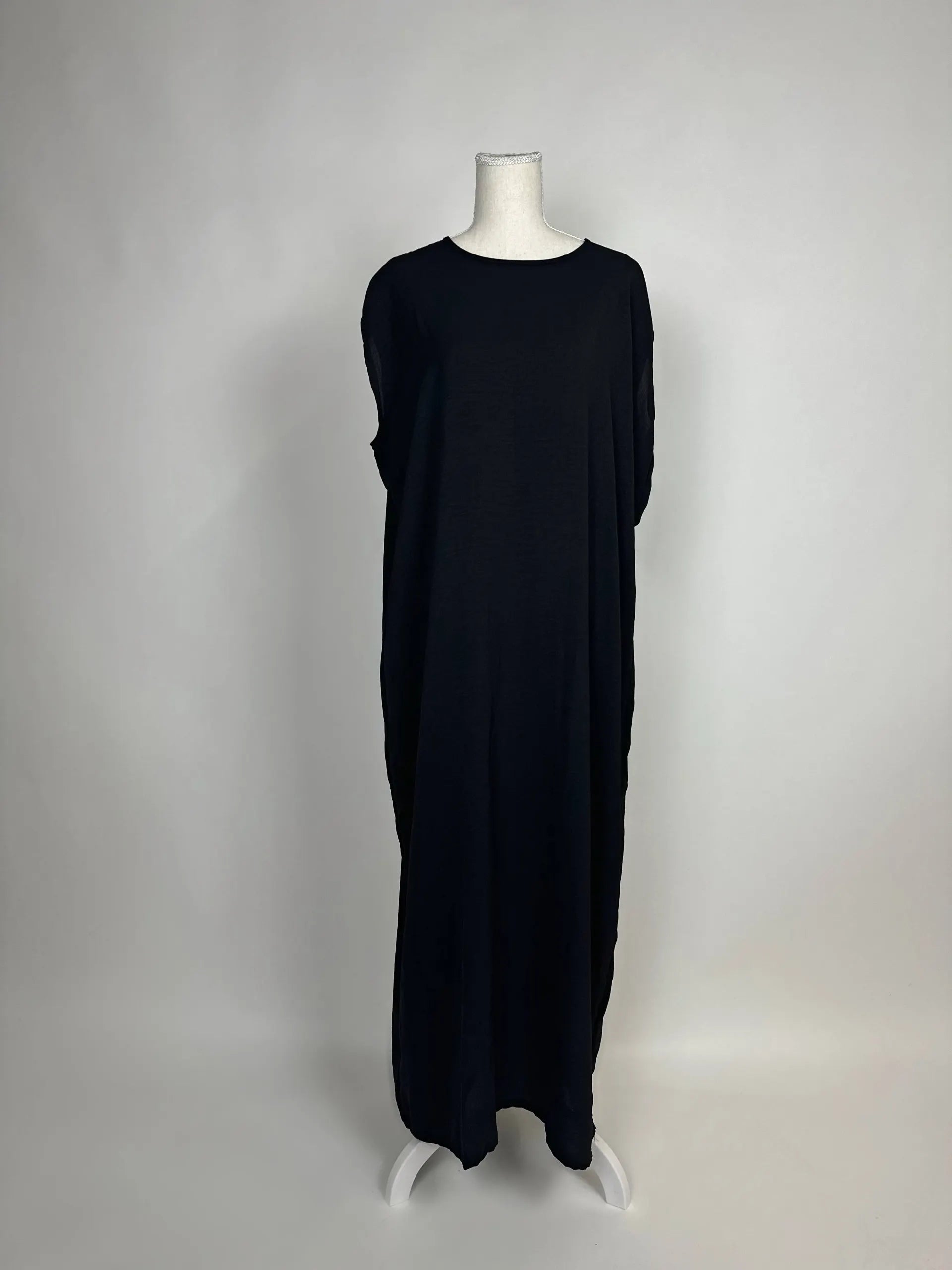 Schwarzes Abaya-Unterkleid im Modest-Stil fällt locker mit Rundhalsausschnitt und Maxi-Länge, Vorderansicht