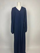 Marineblaue Wickelabaya aus strukturiertem Stoff mit Ballonärmeln und seitlicher Bindung, Modest Hijab, Vorderansicht.