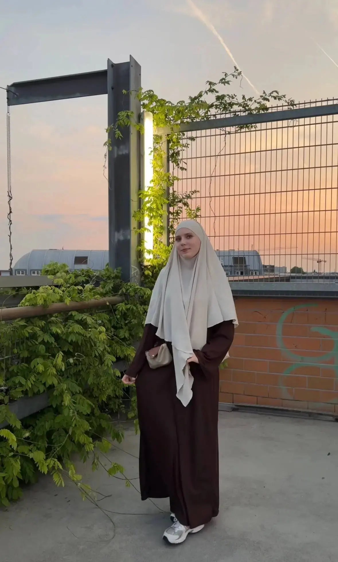 beiger khimar, vorne 80–85 cm, hinten 110–115 cm, frontansicht