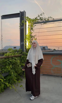 beiger khimar, vorne 80–85 cm, hinten 110–115 cm, frontansicht