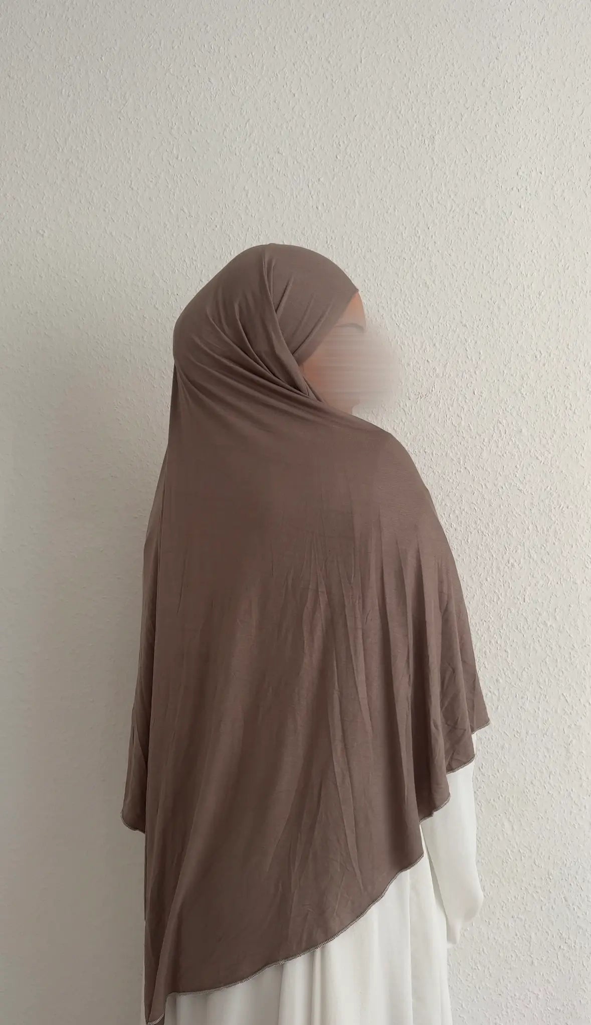 Jersey Khimar aus Viskose-Elastan in Braun, drapiert über Kopf und Rücken, Rückansicht leicht seitlich.