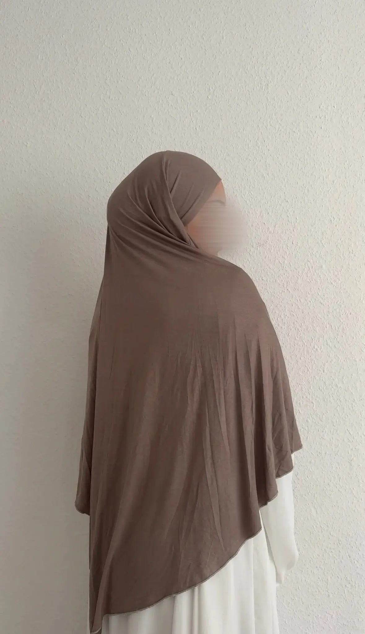 Jersey Khimar aus Viskose-Elastan in Braun, drapiert über Kopf und Rücken, Rückansicht leicht seitlich.