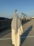 Jersey Khimar in Hellgrau aus Viskose-Elastan, Rückansicht über einer cremefarbenen Robe.