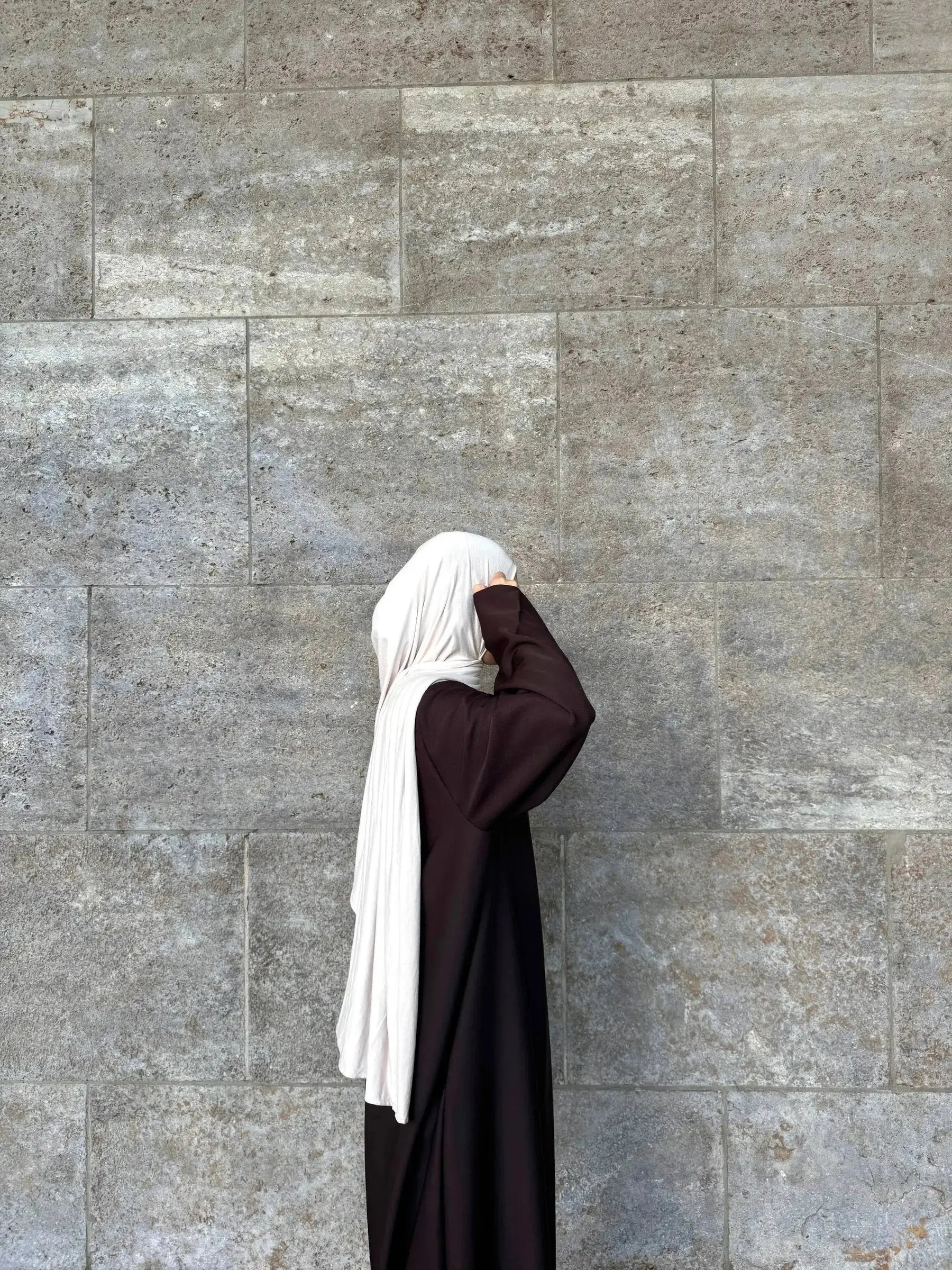 abaya in schwarz aus polyester, oversized mit langen ärmeln, bodenlang, seitenansicht