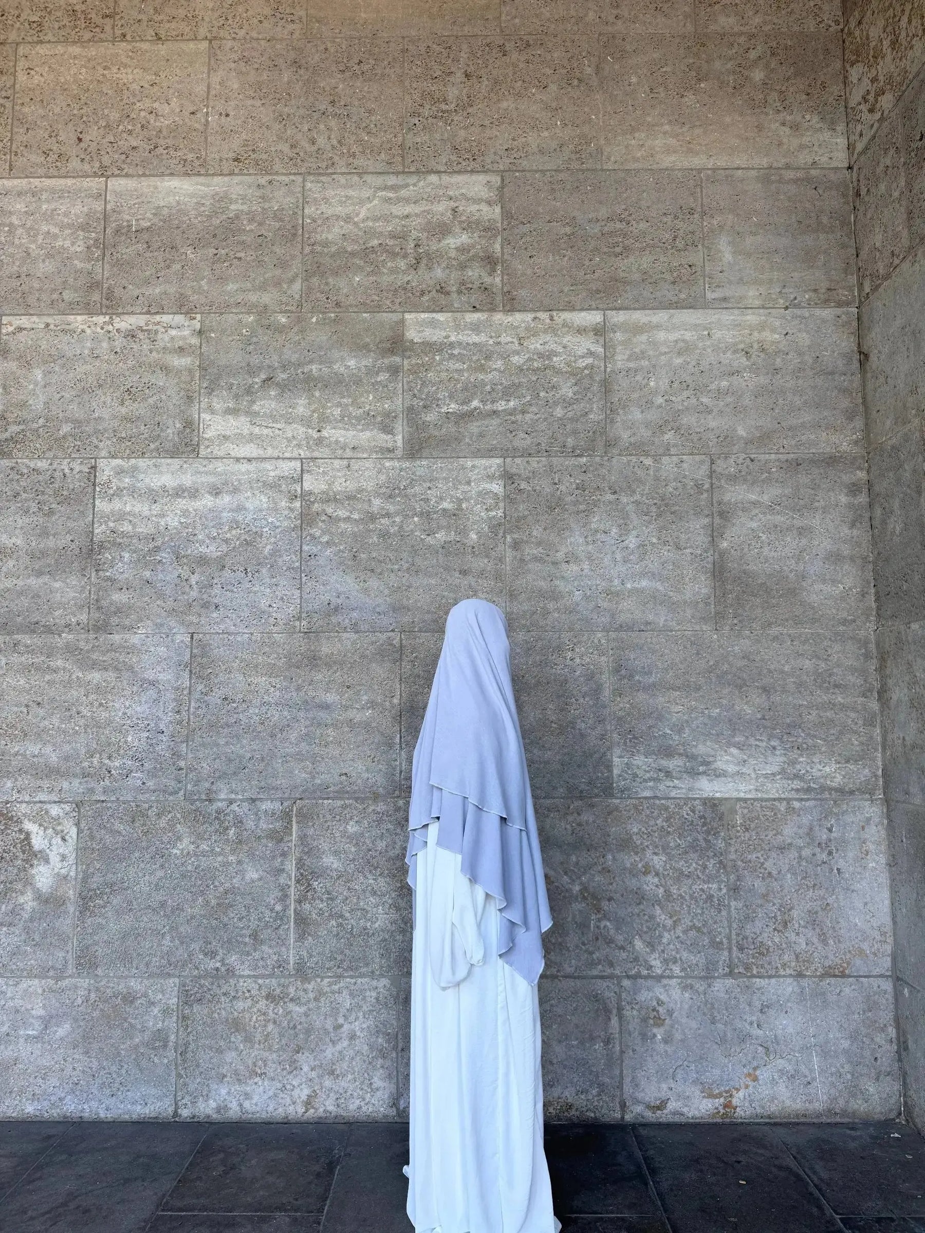 weiße abaya aus jazz-stoff mit sehr weitem fall, bodenlang, seitenansicht