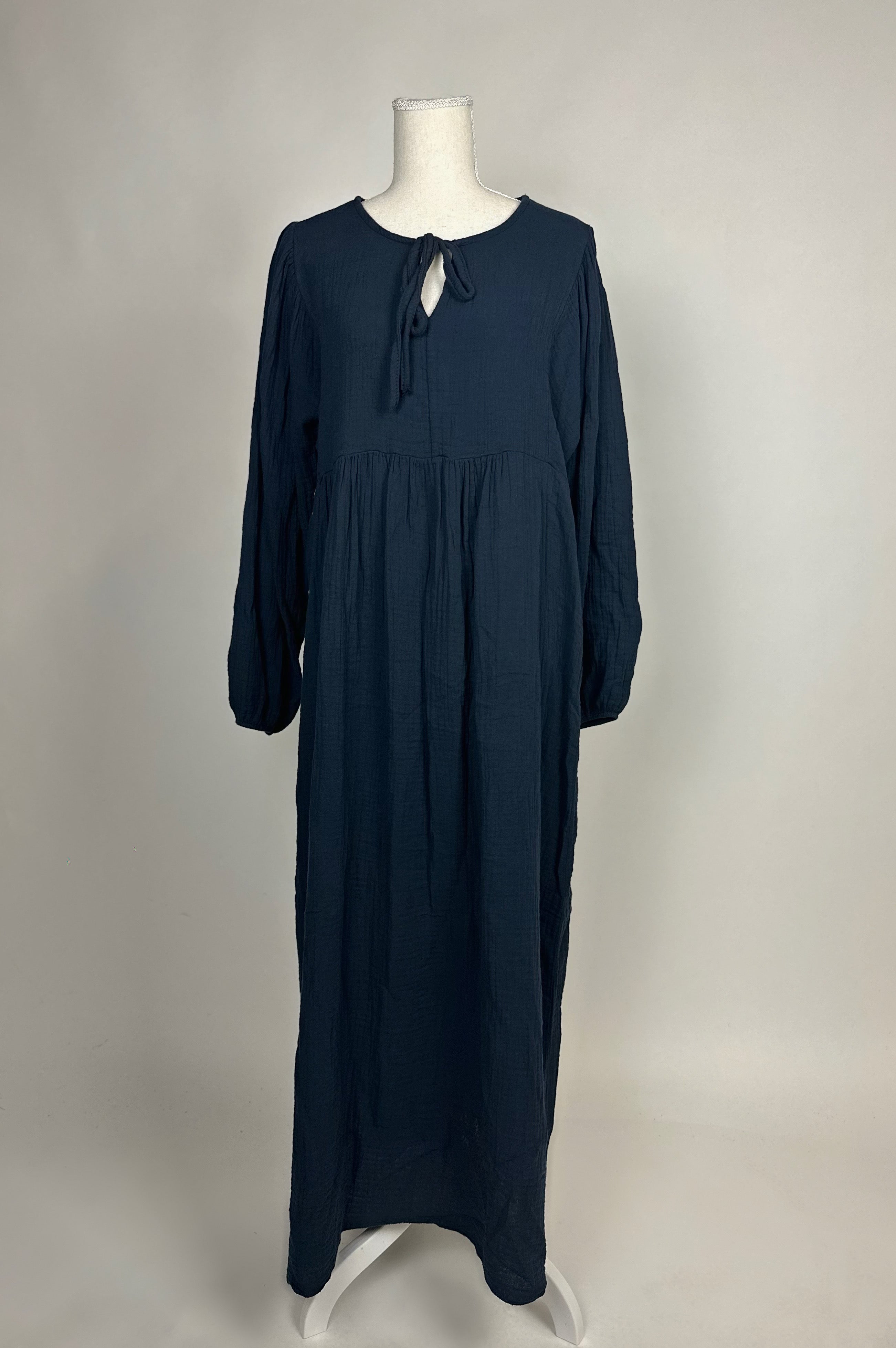 Dunkelblaues Musselin-Kleid aus 100% Baumwolle, langarm mit Bindeband und Keyhole-Ausschnitt, Vorderansicht