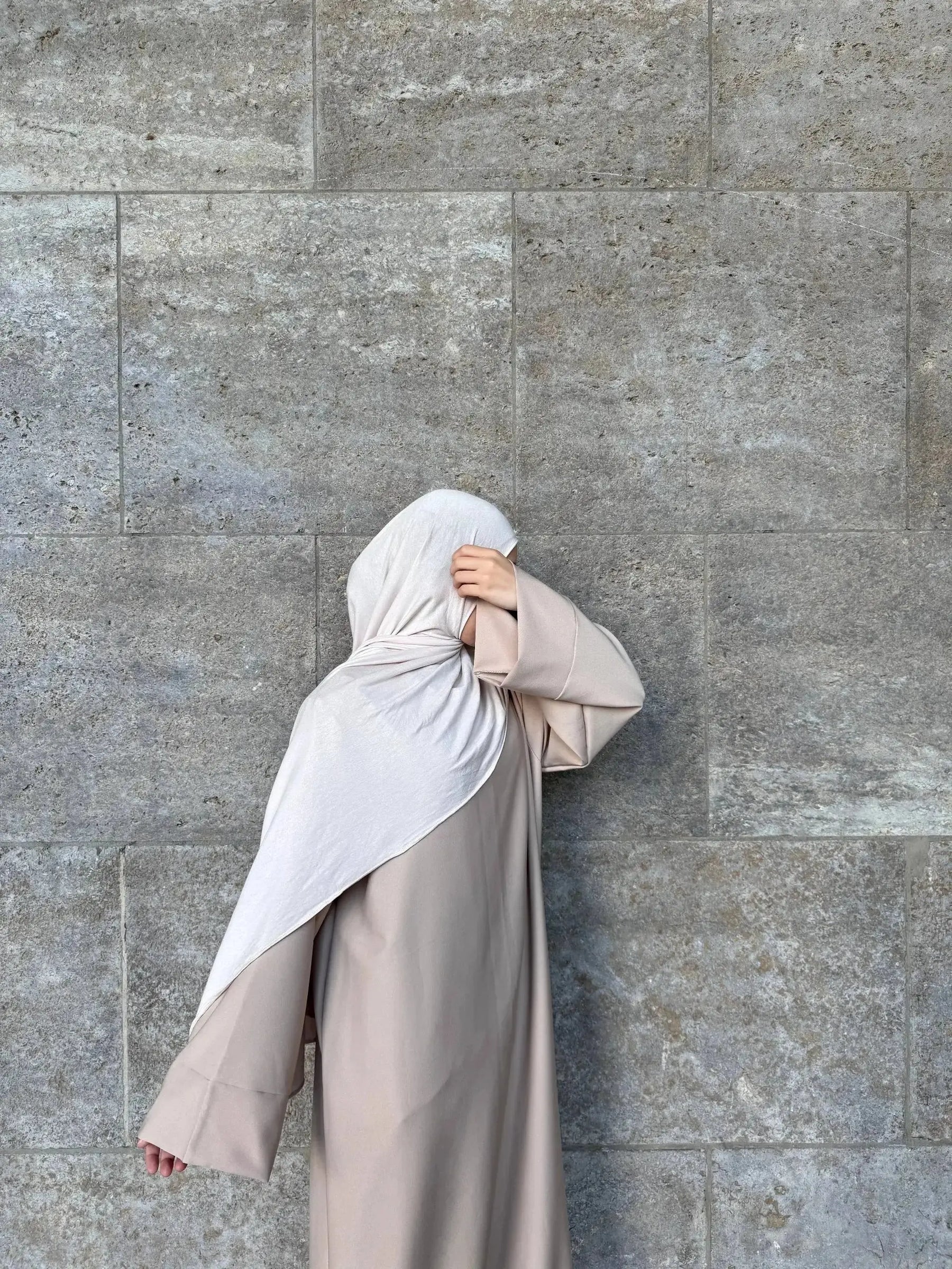 abaya beige aus polyester, oversized passform mit weiten Ärmeln, bodenlang, rückansicht